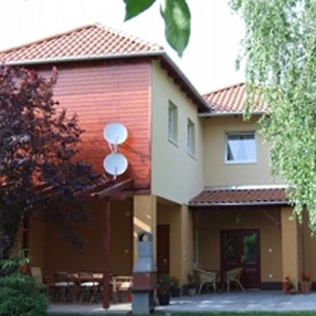Ilona Apartmanhaz Комаром Экстерьер фото