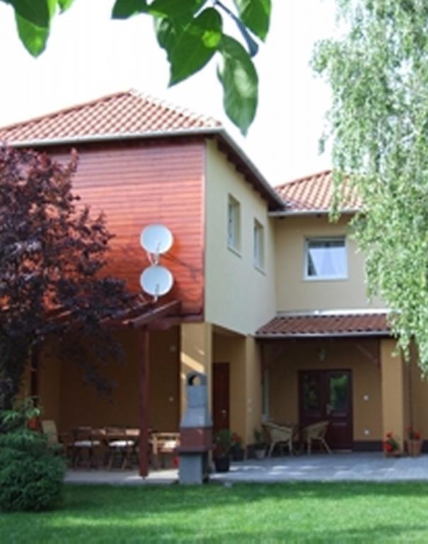 Ilona Apartmanhaz Комаром Экстерьер фото